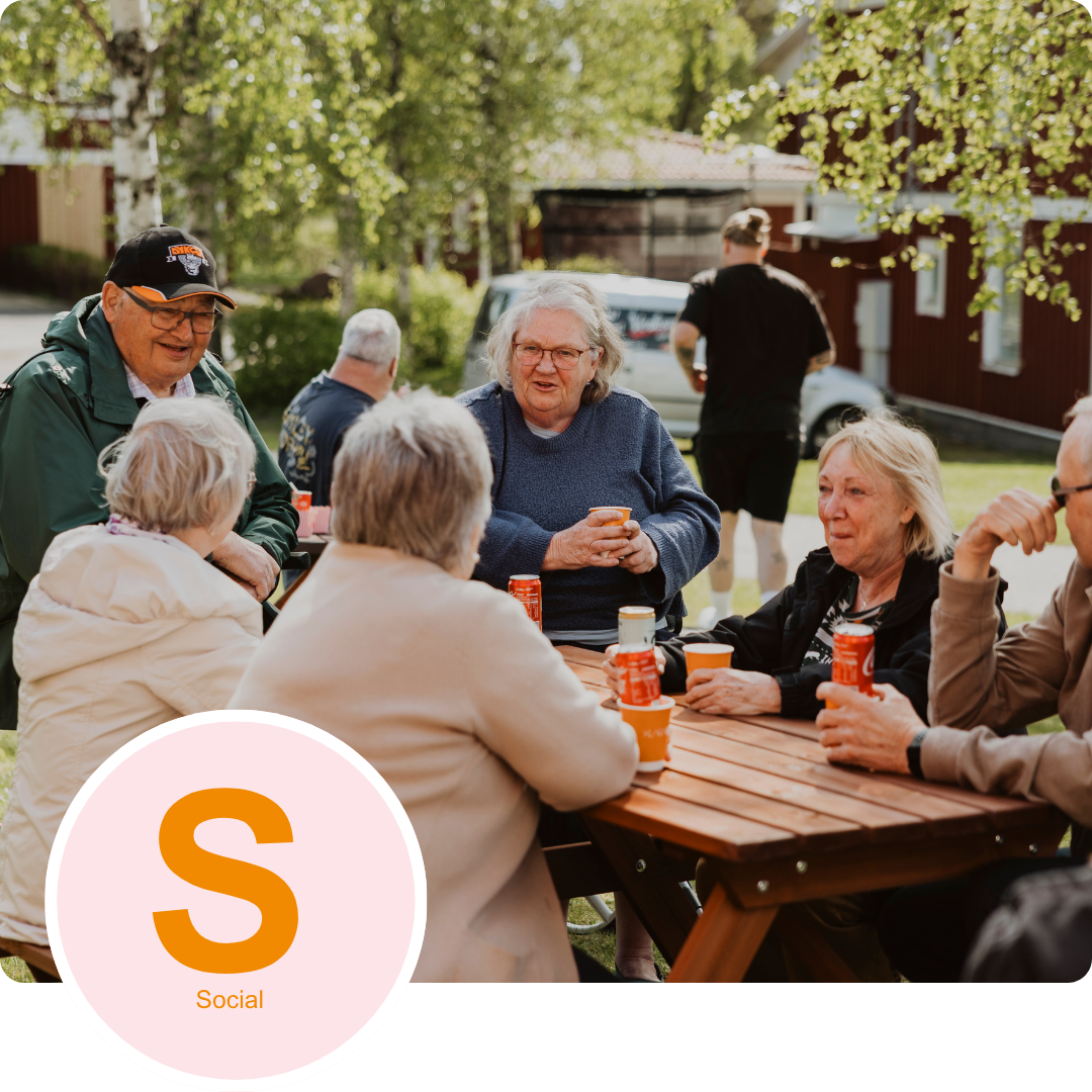 Ansvarsfull affärer (2) Ett gäng hyresgäster sitter runt ett picknick-bord och samtalar och ser ut att ha trevligt