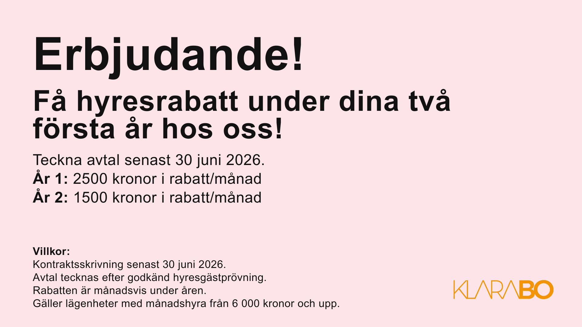 Informationsskylt från Klarabo med erbjudande om hyresrabatt. Rubrik: 'Erbjudande! Få hyresrabatt under dina två första år hos oss!'. Avtal ska tecknas senast 30 juni 2026. Rabatt: år 1 – 2 500 kronor per månad, år 2 – 1 500 kronor per månad. Villkor: kontraktsskrivning senast 30 juni 2026, godkänd hyresgästprövning krävs, rabatten ges månadsvis och gäller lägenheter med månadshyra från 7 000 kronor. Klarabos logotyp visas längst ned till höger